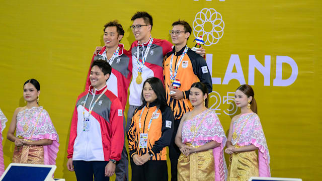 奥运金牌约瑟林惊喜亮相 担任游泳项目颁奖嘉宾