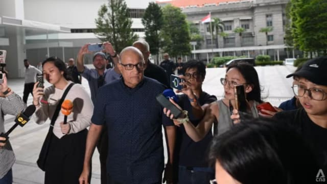 易华仁入狱服刑 十亲友律师落泪送别