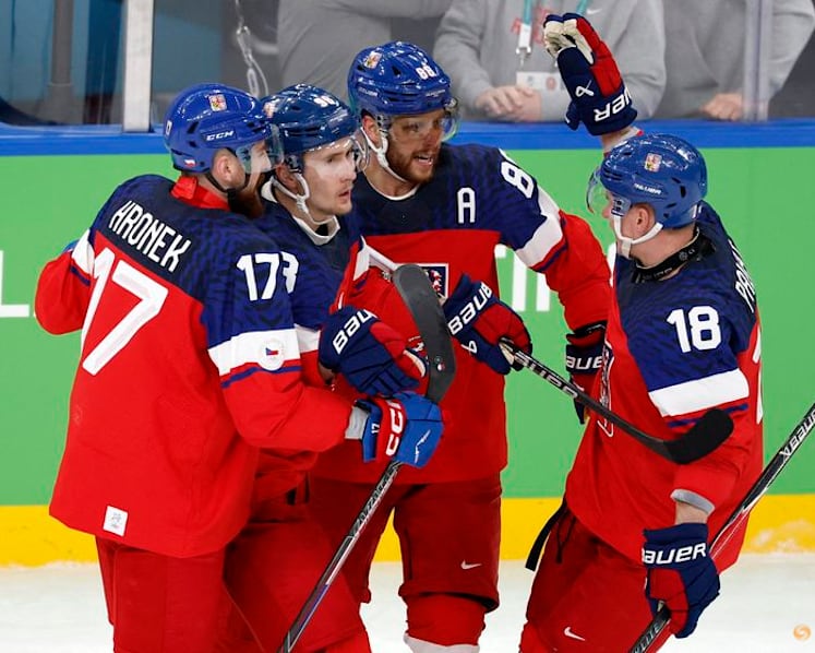 Ice hockey-Czech Republic down Denmark to set up Canada meeting in quarters