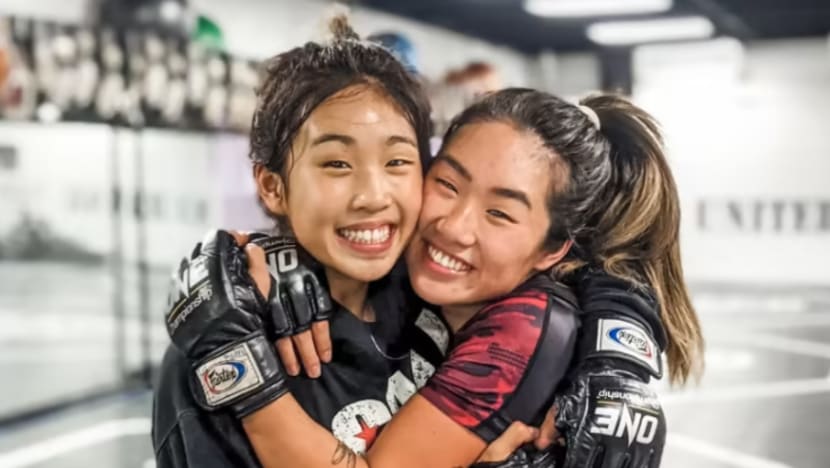Atlit MMA Angela Lee akui nahas kereta pada 2017 satu percubaan bunuh diri, sahkan adiknya Victoria ambil nyawa sendiri