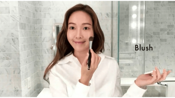 [Video] Jessica Shares Makeup Routine with ′Vogue′ America - 8days
