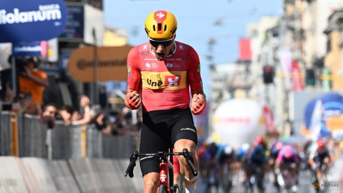 Dversnes keeps sprinters at bay to win Giro stage 15, Vingegaard retains pink