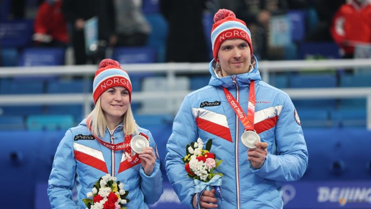 Norway's mixed doubles curlers welcome weight of golden expectations