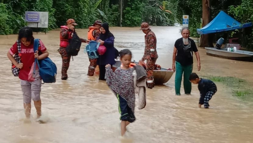 Three dead, thousands displaced as Malaysia warns of worst floods in a decade Three dead, thousands displaced as Malaysia warns of worst floods in a decade