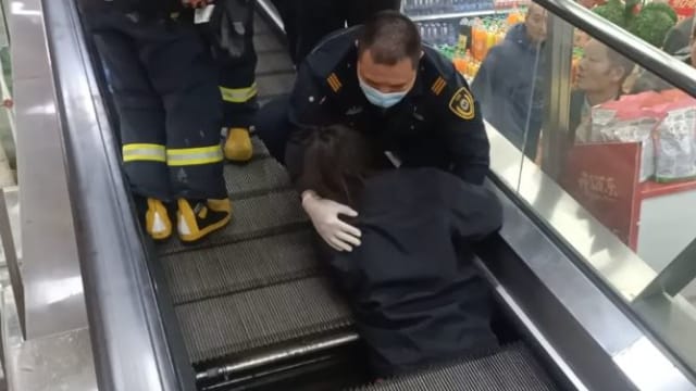 女子半截身体被卷入扶梯 丈夫：皮肉分离需做多次手术