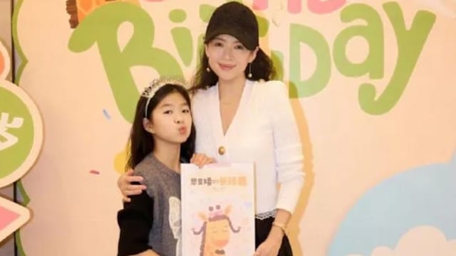 章子怡为“醒醒”办10岁生日派对，罕见公开爱女正脸