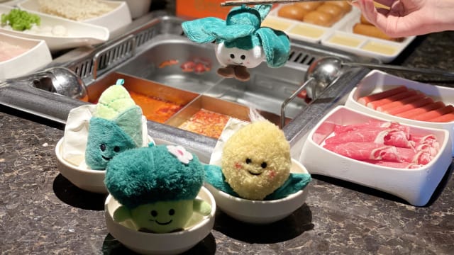 #sgdeals 海底捞推出$29.90学生双人套餐　限时送萌趣毛绒玩具
