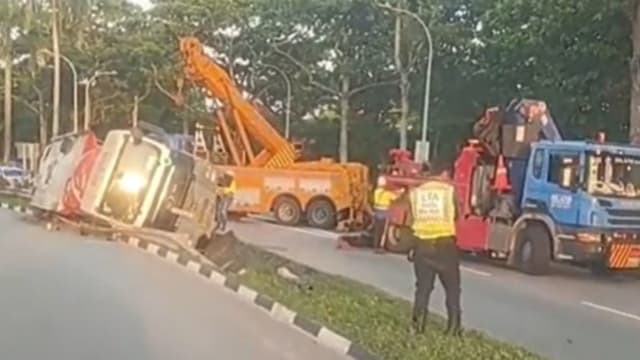 疑失控打滑 自卸卡车侧翻司机送院