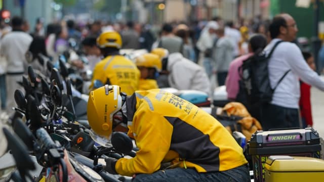 【城市呼吸｜沈斯涵】外卖小哥交织的上海城市光影 