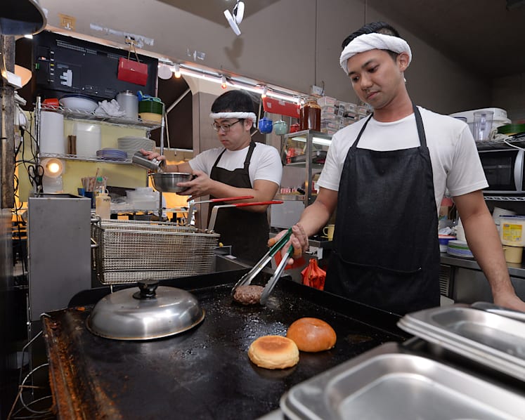 25 hawkers get S$10,000 each from Tiger Street Food Support Fund