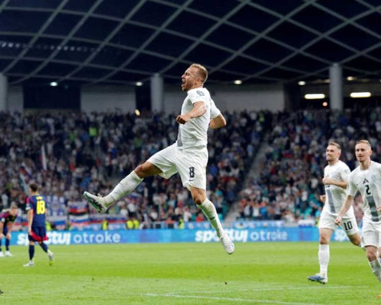 Late Vipotnik strike gives Slovenia draw 2-2 with Sweden