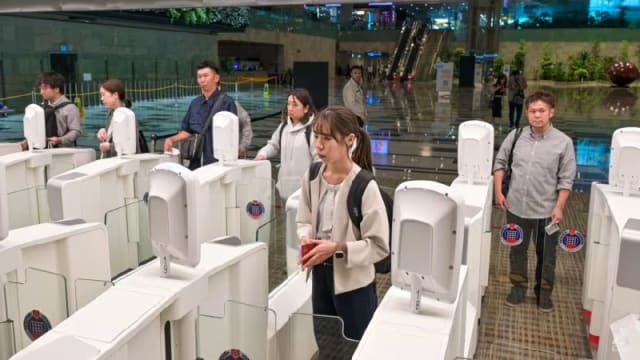 本地三关卡全面落实“免接触”通关系统 年底前国人将无需护照出入境我国