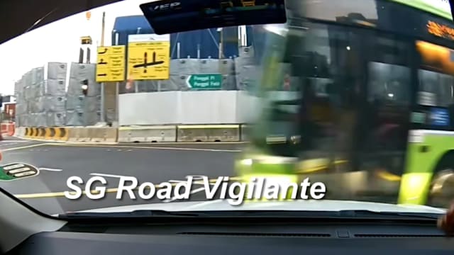 Go-Ahead巴士疑闯红灯 险些与车相撞