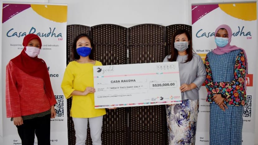 Casa Raudha terima cek S$20,000 hasil jualan buku wanita Melayu inspirasi Casa Raudha terima cek S$20,000 hasil jualan buku wanita Melayu inspirasi