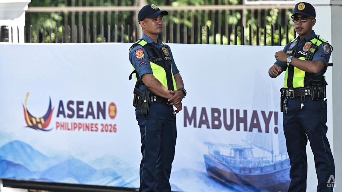 Police stand guard outside the Philippine International Convention Center, the venue for the 59th ASEAN Foreign Ministers' Meeting and Related Meetings in Pasay, Metro Manila, Philippines, Jul 20, 2026 (Ảnh: Reuters/Noel Celis)