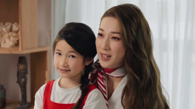钟嘉欣带9岁女儿拍广告，演出“生活日常”