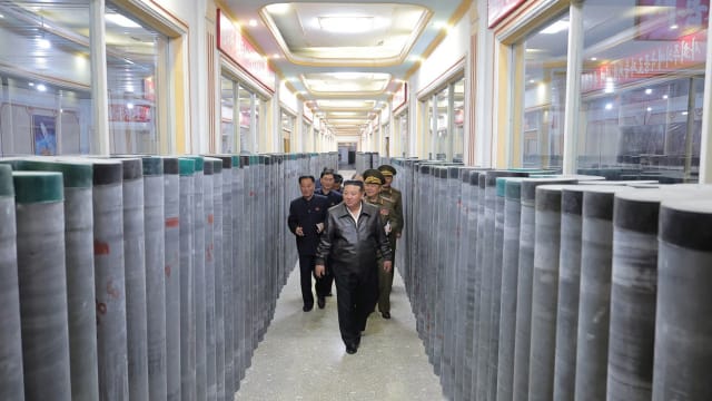 金正恩视察军工厂 赞扬炮弹产能大幅提升