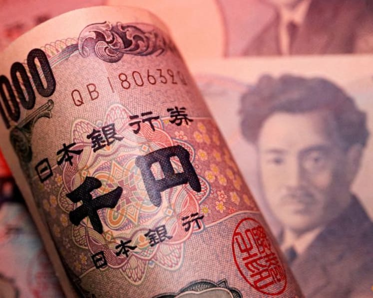 Yen surges, analysts suspect official Japanese intervention