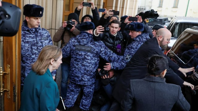 美国驻俄罗斯新任大使遇上高喊反美口号群众