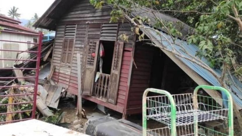 Rumah roboh, pondok bas kini jadi rumah mangsa banjir Sungai Lui Rumah roboh, pondok bas kini jadi rumah mangsa banjir Sungai Lui