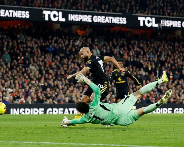 Arsenal suffer title jolt against inspired United, Villa close gap