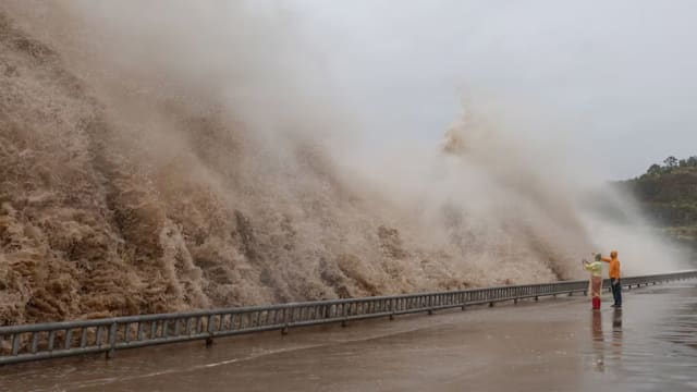 强台风白海豚两度登陆浙江 现已减弱为热带风暴