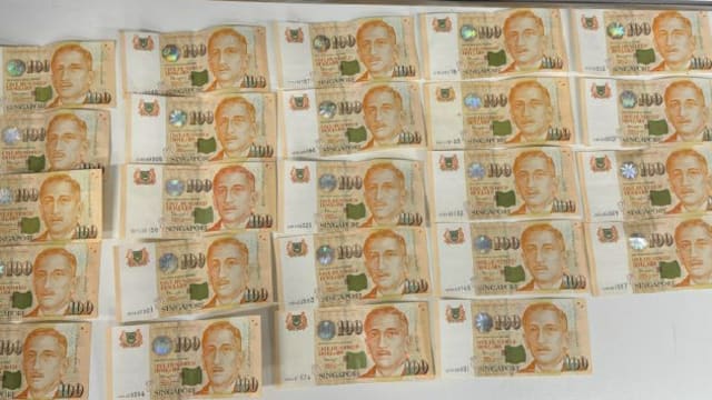 男子潜网红餐馆偷3400元 警24小时内抓到人起贼赃