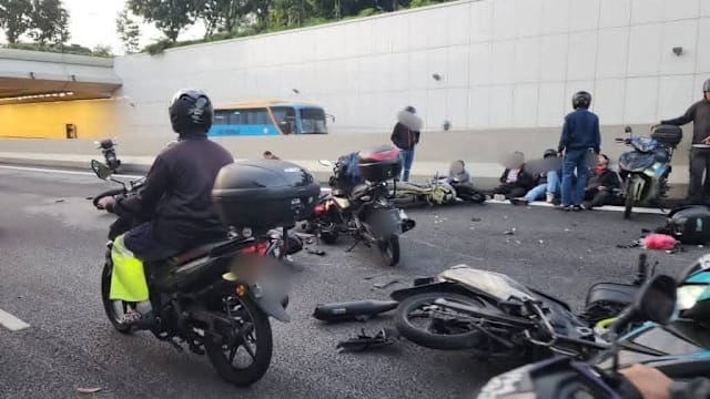 大士关卡附近摩托车连环撞 三人受伤送院