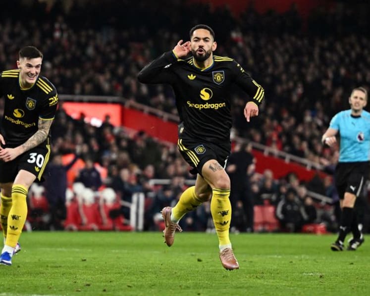 Arsenal suffer title jolt against inspired United, Villa close gap
