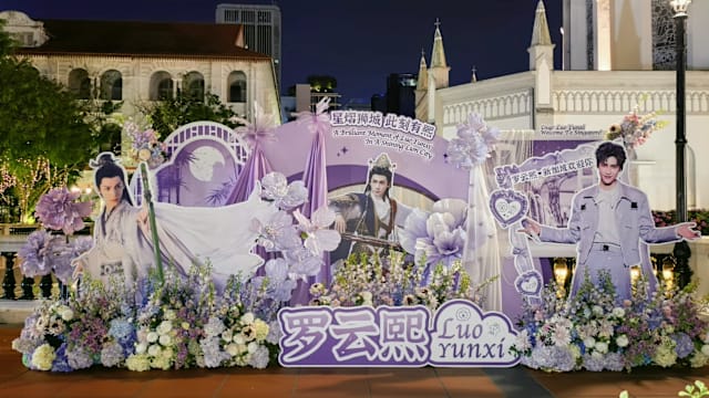 罗云熙来新出席《红星大奖》 ，粉丝打造梦幻花墙、8K巨屏应援气势十足！