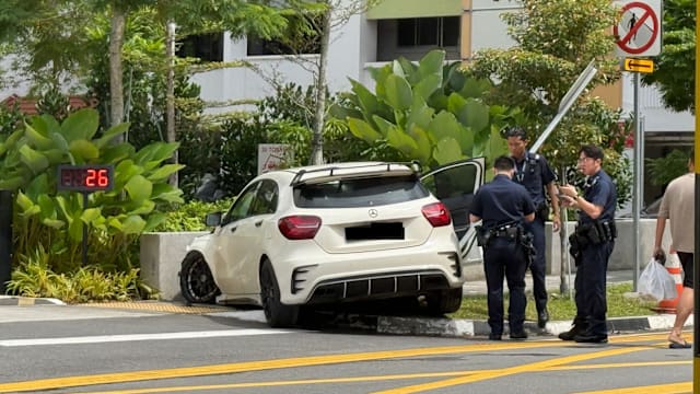 卡迪综合诊疗所外车祸 目击者：两行人过马路时被撞
