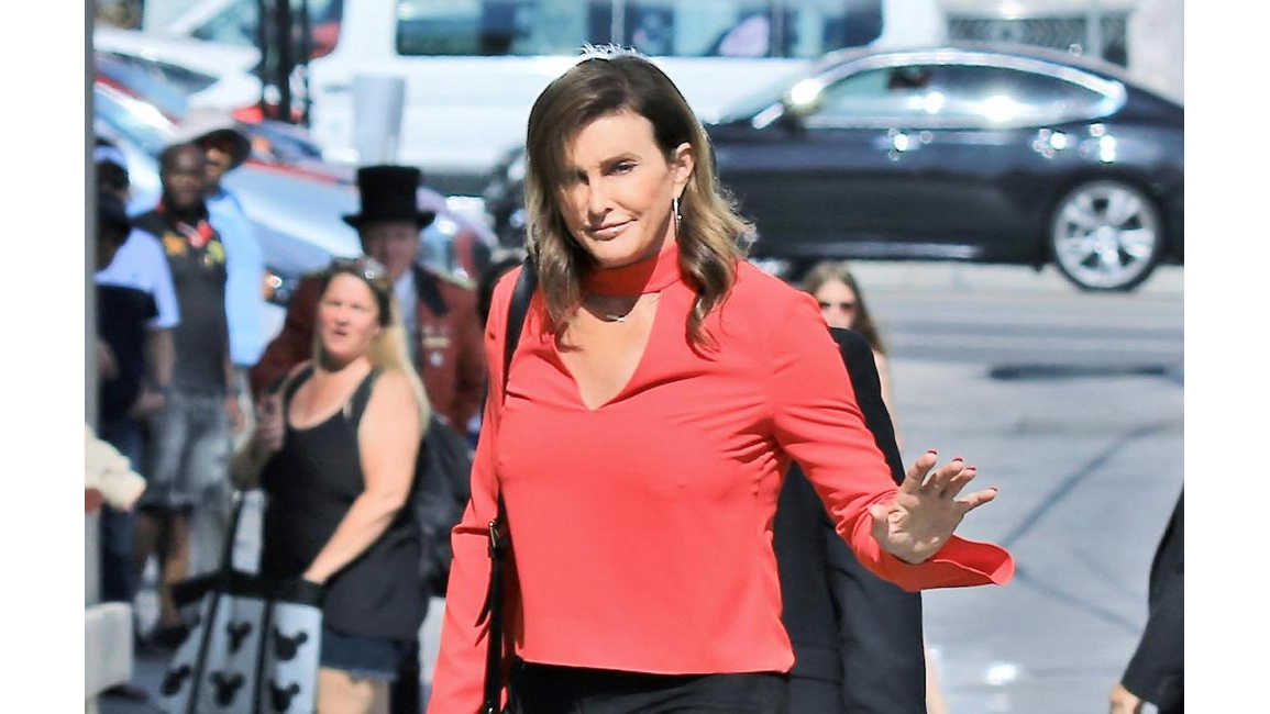 Caitlyn Jenner jokes about her transition 8days(02)