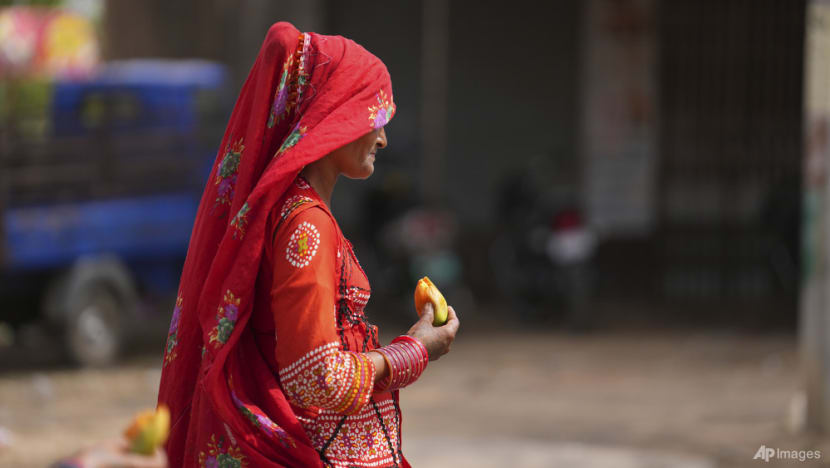 Nearly 100 die as India struggles with a sweltering heatwave in 2 most populous states Nearly 100 die as India struggles with a sweltering heatwave in 2 most populous states