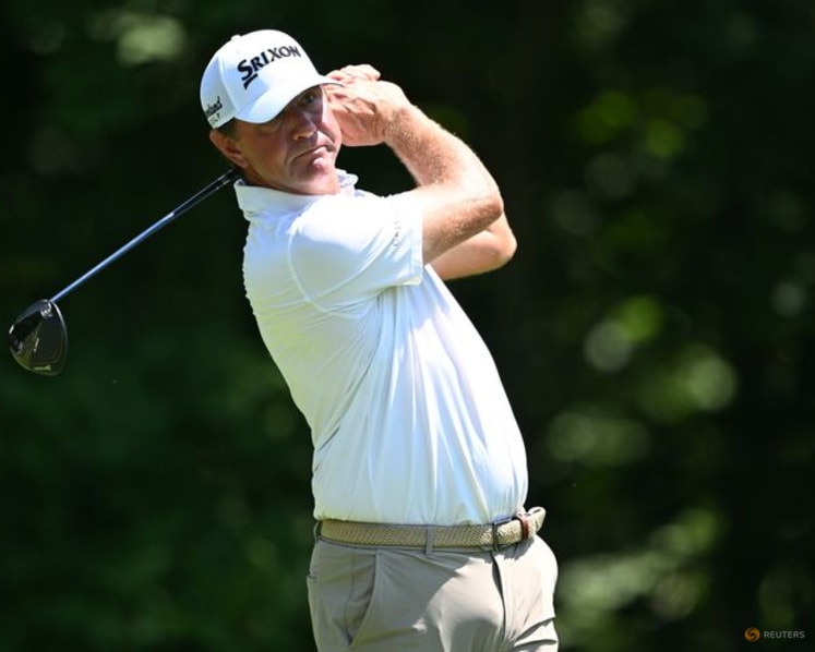 Glover says mid-round shoe removal about spike marks, not AimPoint protest