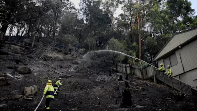 澳洲野火持续在两州肆虐 一名消防员不幸丧命