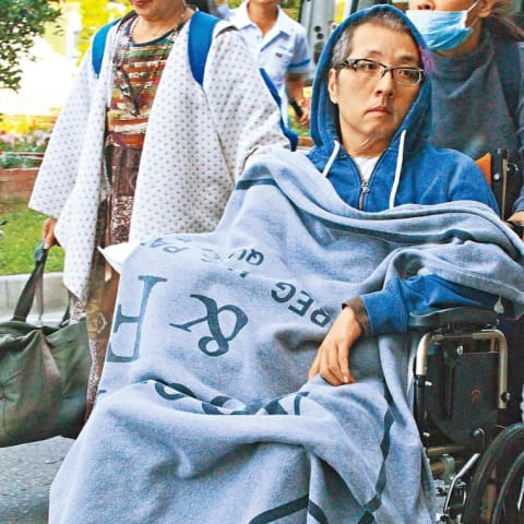 袁惟仁摔倒成植物人5年,57岁生日姐姐心疼喊话