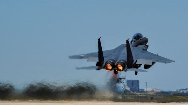 韩国空军机师飞行中自拍险酿空中相撞 军方公开道歉