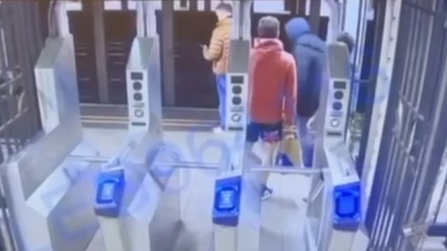 男子纽约地铁月台滑手机 竟被人推下轨道
