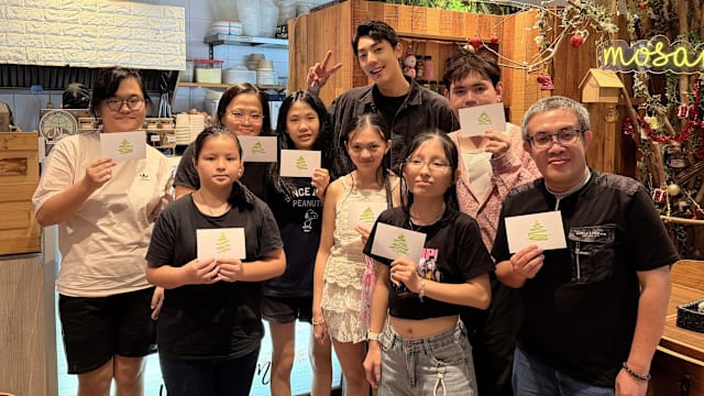 仲伟杰首办粉丝见面会　亲笔卡片传递节日心意