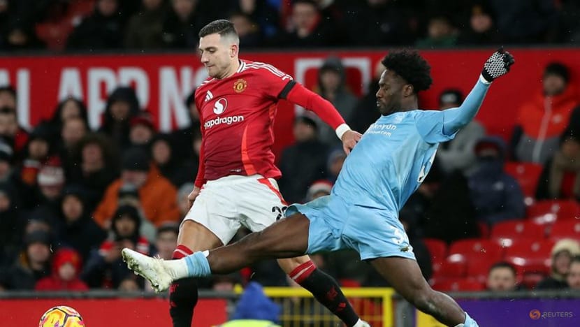 Manchester United suffer 3-2 home defeat by Nottingham Forest Manchester United suffer 3-2 home defeat by Nottingham Forest