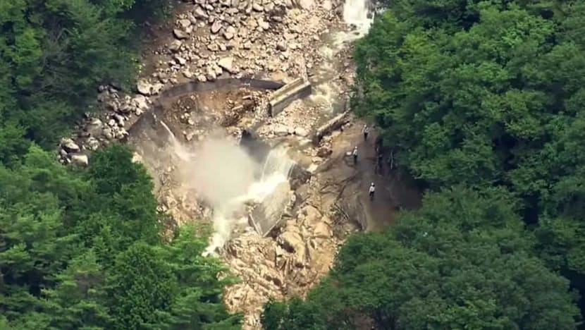400 orang terkandas susuli tanah runtuh di tengah Jepun