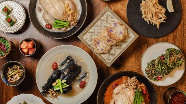 在这餐厅，6种风味的人参鸡汤占C位