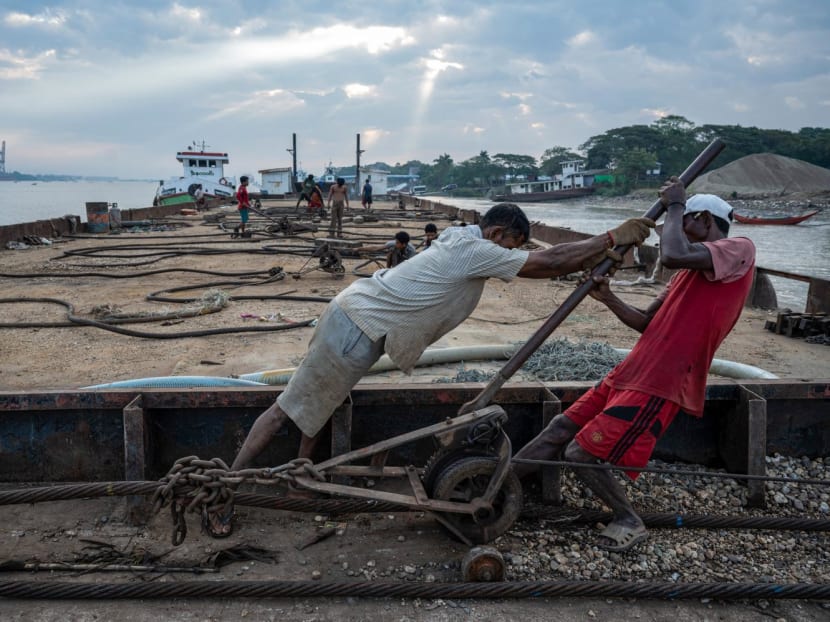 This photo taken on Jan 27, 2024 shows workers recovering a sunken ship in the Yangon River in Yangon. This photo taken on Jan 27, 2024 shows workers recovering a sunken ship in the Yangon River in Yangon.