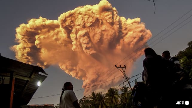 Indonesia volcano eruption forces flight cancellations, evacuations