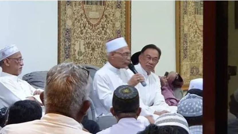 Anwar Ibrahim rasa dikhianati rakan Pakatan Harapan; spekulasi penubuhan kerajaan baru bertiup kencang Anwar Ibrahim rasa dikhianati rakan Pakatan Harapan; spekulasi penubuhan kerajaan baru bertiup kencang