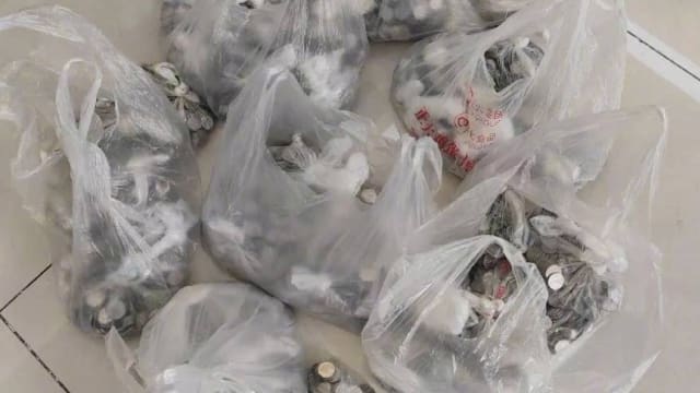 用万元硬币缴欠款表不满 中国男子再被罚款