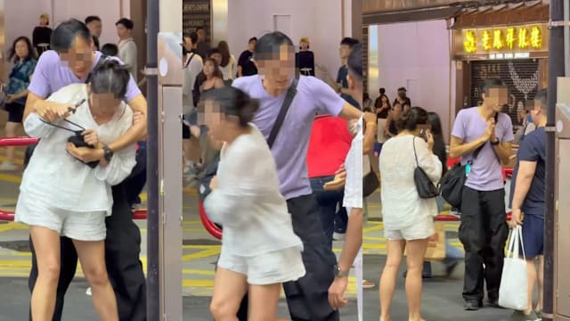 香港街头出现变态佬  从后抱紧女子抢包还非礼