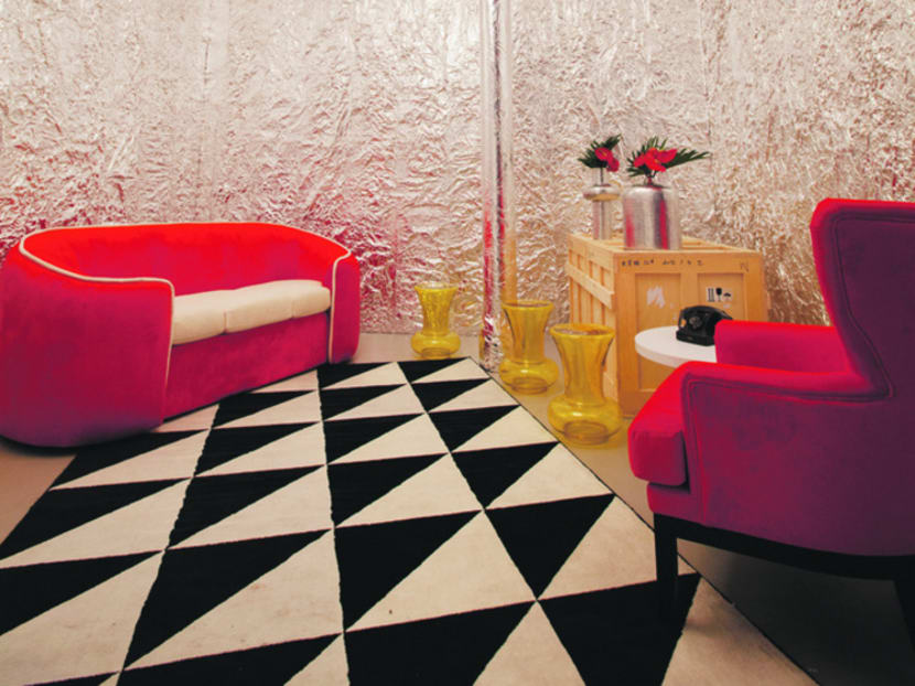 A close replica of Andy Warhol’s (inset) infamous red sofa. A close replica of Andy Warhol’s (inset) infamous red sofa.