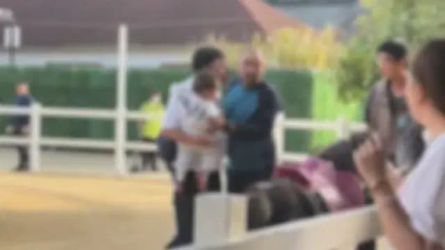 杭州游客掌掴动物园员工 只因小孩骑马受惊