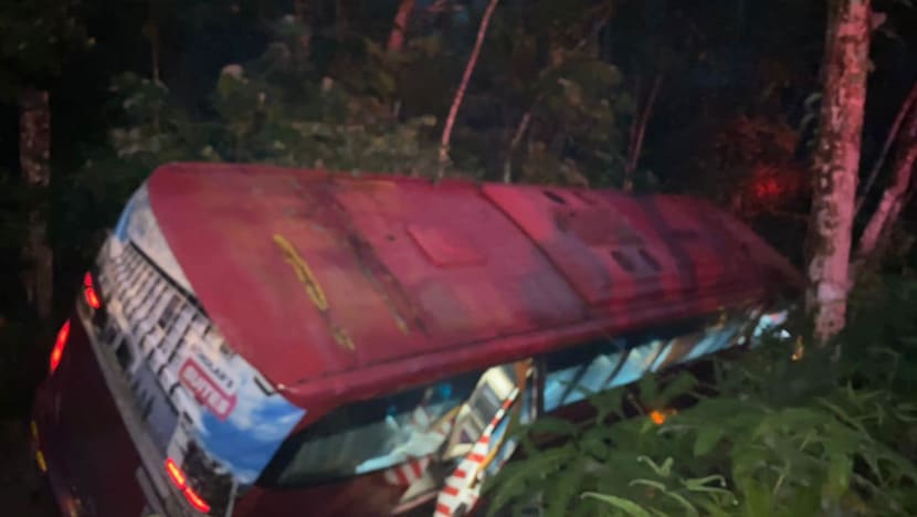 Bas bawa penuntut universiti terbalik, masuk dalam longkang di Ipoh